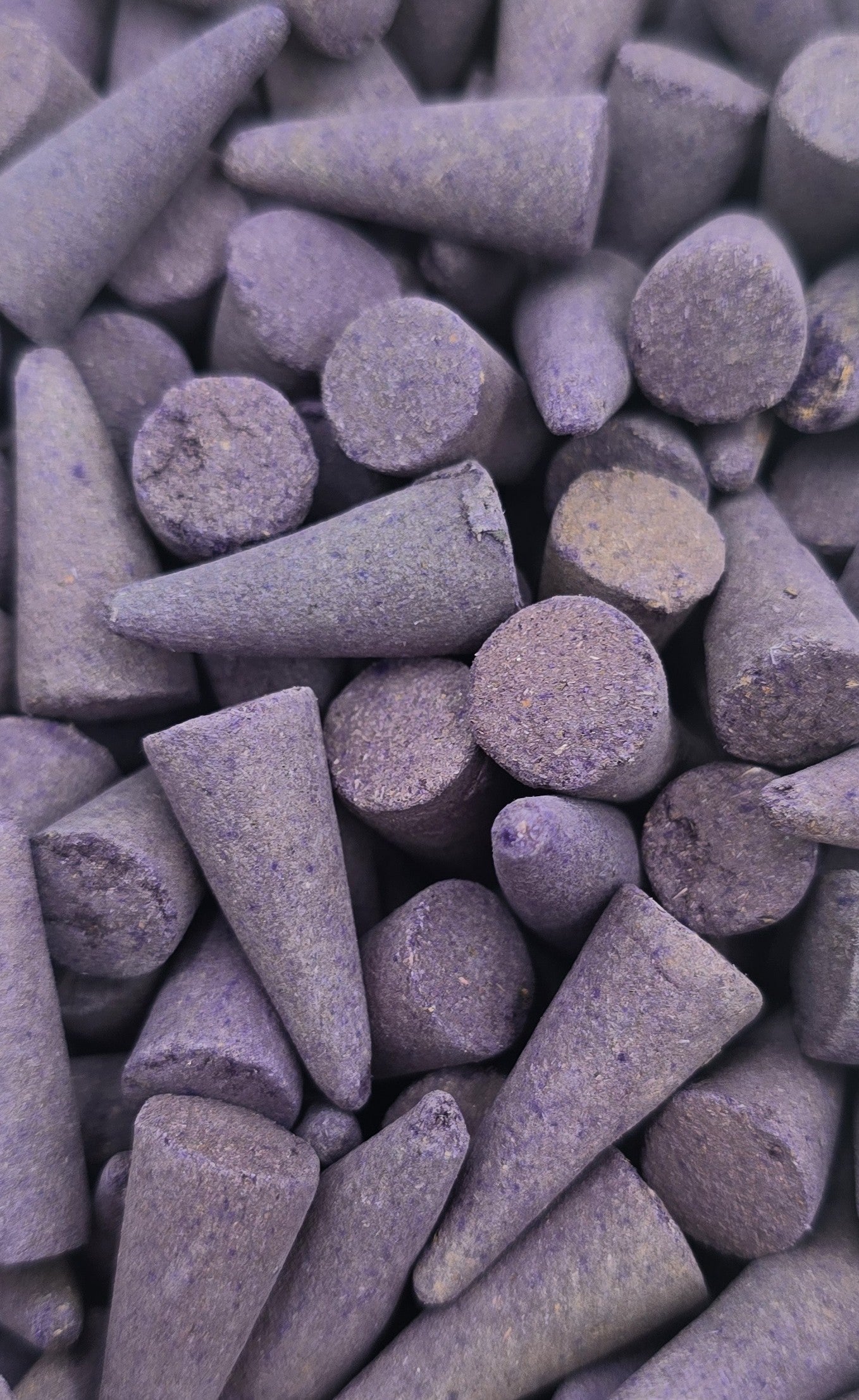 50 x Räucherkegel mit blumigen Lavendel Geruch aromatisch Räucherkerze lila