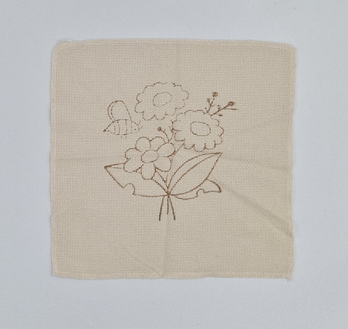 Stickerei Set DIY Stickrahmen Blumen Biene Ø 18 cm Gemälde Wanddekoration Anfänger
