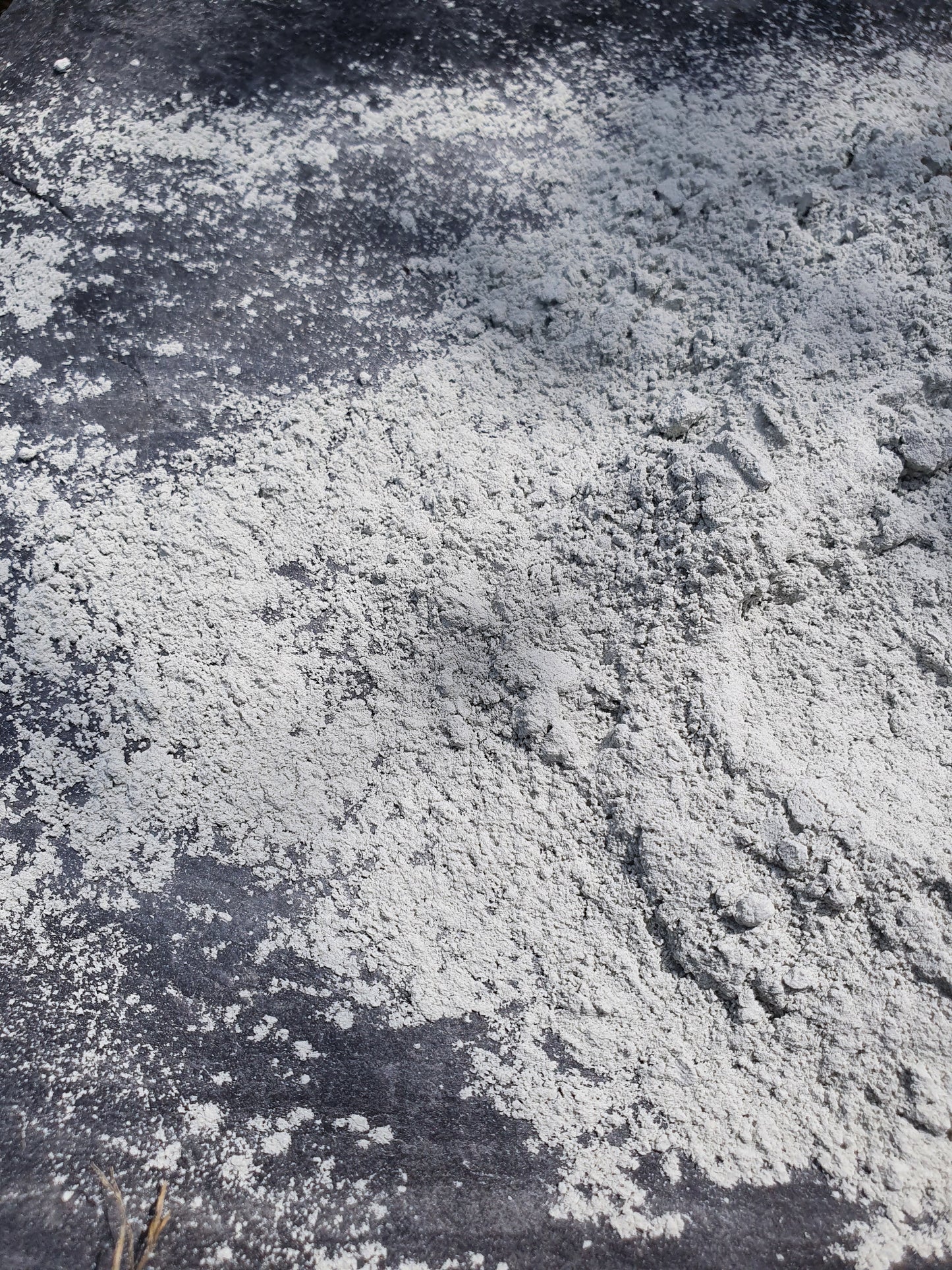 Urgesteinsmehl aus Franken Diabas Mineraldünger Bodenaktivator Staubbad Geflügel