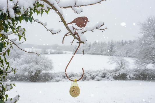 Meisenknödelhalter aus Metall – liebevoller Futterplatz für heimische Wildvögel