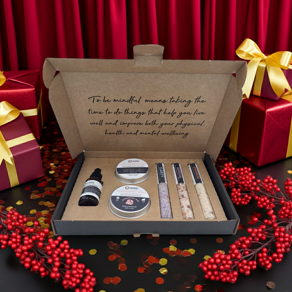 Geschenkeset mit Badesalz, Körperöl, Körpercrems. Weihnachtliche Dekoration mit Geschenken.