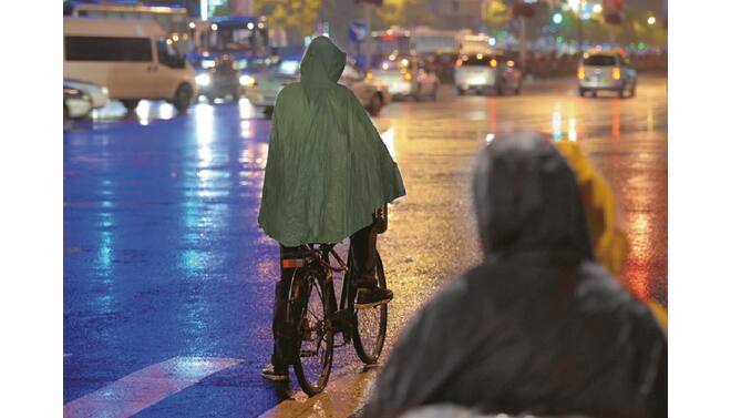 Regenponcho Grün mit Kapuze – Langlebiger & Wiederverwendbarer Outdoor Poncho aus PVC