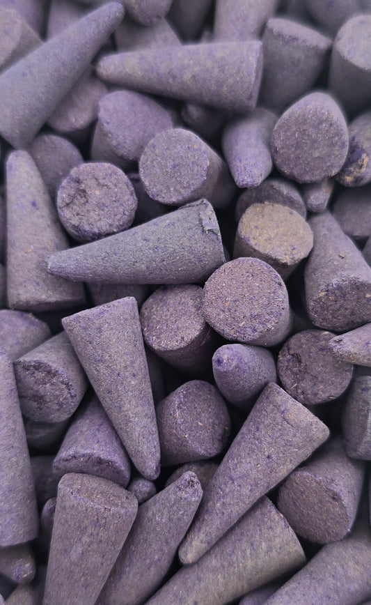50 x Räucherkegel mit blumigen Lavendel Geruch aromatisch Räucherkerze lila