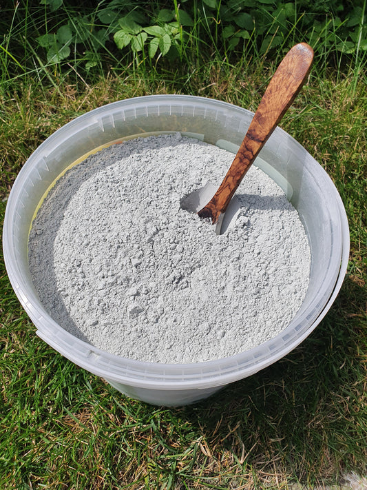 Urgesteinsmehl aus Franken Diabas Mineraldünger Bodenaktivator Staubbad Geflügel 10 kg Eimer